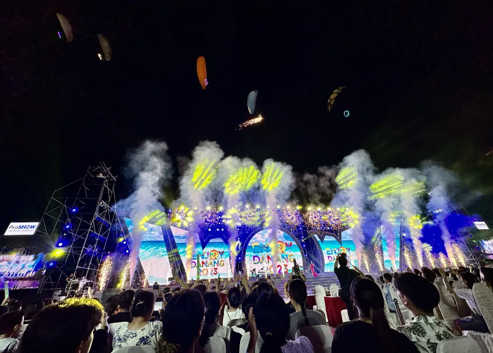 Màn biểu diễn dù lượn ấn tượng tại đêm khai mạc. Ảnh: Hoài An. Màn biểu diễn dù lượn ấn tượng tại đêm khai mạc. Ảnh: Hoài An.