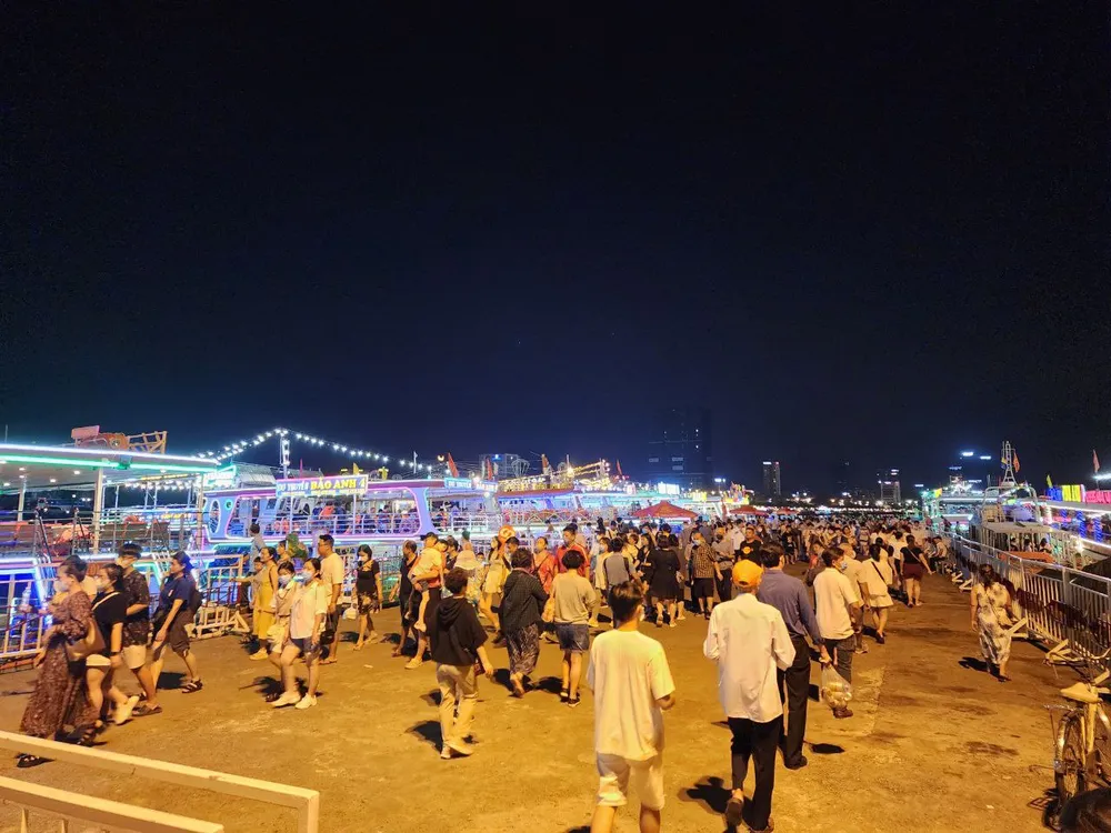 Du khách tới Đà Nẵng phục hồi mạnh mẽ. Ảnh: MT. Du khách tới Đà Nẵng phục hồi mạnh mẽ. Ảnh: MT.