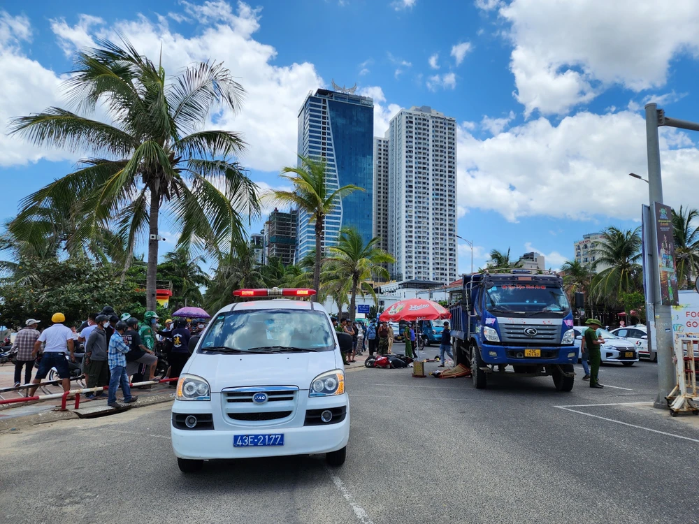 Xe tải tông khiến nữ du khách tử nạn. Ảnh: MINH TRƯỜNG.