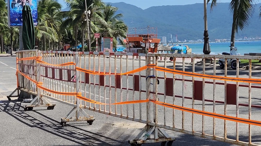 Khu vực xảy ra tai nạn đã được rào chắn lại. Ảnh: MINH TRƯỜNG.