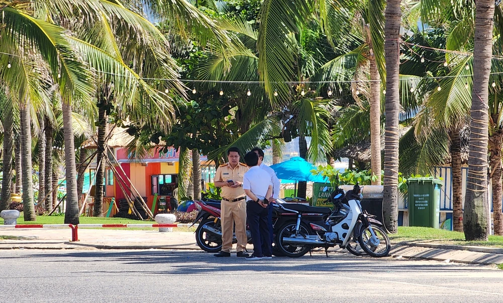 Lực lượng chức năng UBND quận Ngũ Hành Sơn và CSGT kiểm tra khu vực xảy ra tai nạn thương tâm. Ảnh: MINH TRƯỜNG.