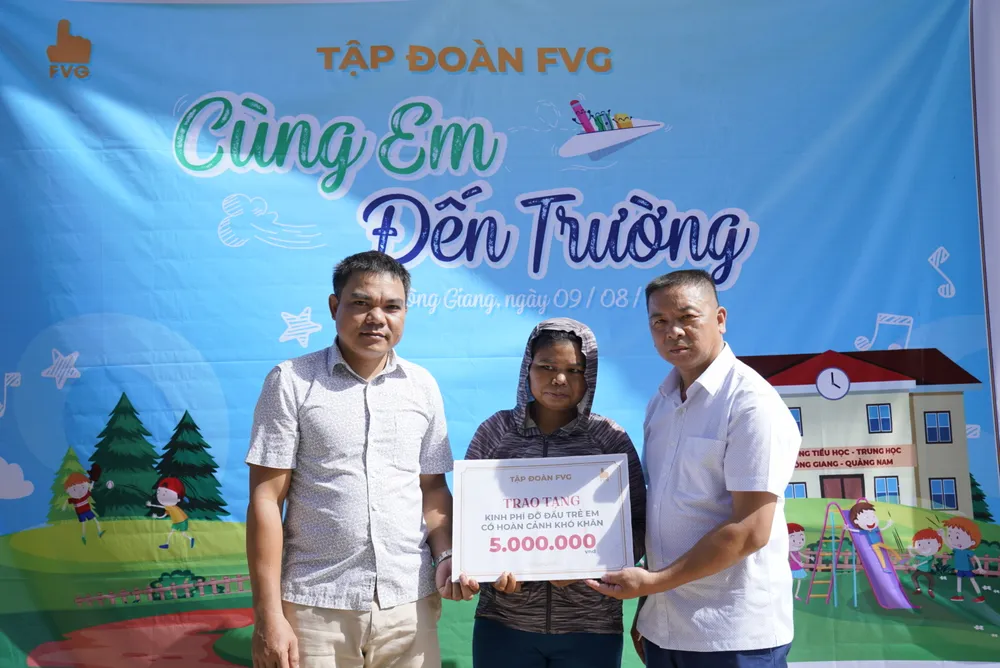 Trao học bổng đỡ đầu cho một hoàn cảnh là trẻ mồ côi vượt khó vươn lên trị giá 5.000.000 đồng/năm. Ảnh: P. THẢO Trao học bổng đỡ đầu cho một hoàn cảnh là trẻ mồ côi vượt khó vươn lên trị giá 5.000.000 đồng/năm. Ảnh: P. THẢO