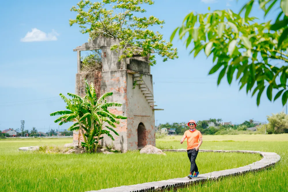 Du khách thích thú check in với lò gạch cũ khi đến tham quan, du lịch tại Quảng Nam. Ảnh: MINH TRƯỜNG.