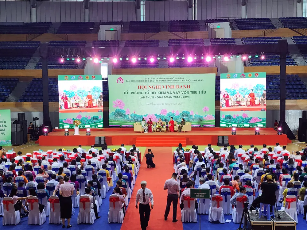 Đà Nẵng vinh danh các Tổ TK&amp;VV hỗ trợ người nghèo. Ảnh: MINH TRƯỜNG