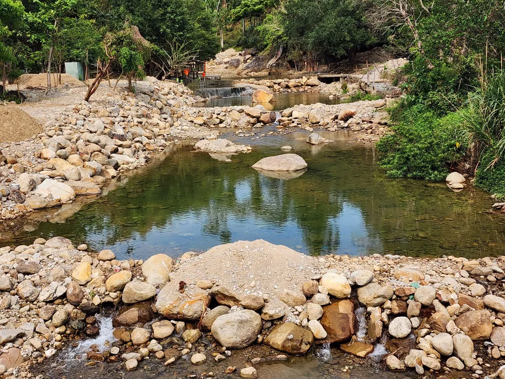Suối Lương bị bê tông hoá, nắn dòng chảy để tạo bể bơi nước tự nhiên phục vụ du khách. Ảnh: MT