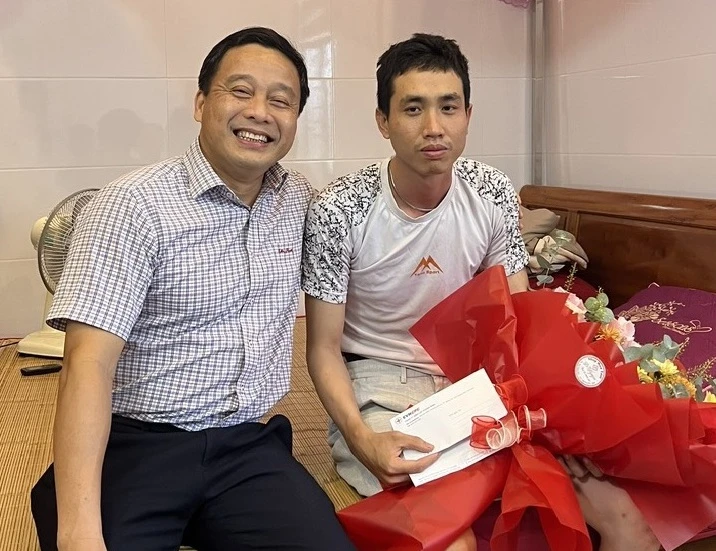 Phó Tổng giám đốc EVNCPC Lê Hữu Danh thăm hỏi anh Vũ. Ảnh: NB.