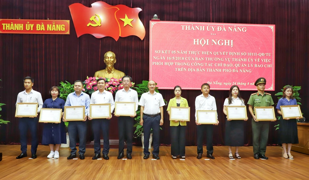 10 cá nhân được khen thưởng. Ảnh: LP.