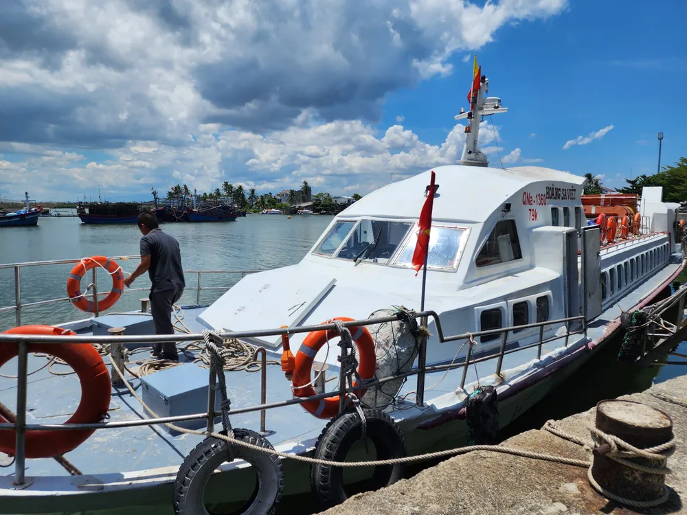 Tàu hàng được đầu tư mới thay thế tàu gỗ cũ nhưng chưa được cấp phép phục vụ người dân. Ảnh: MT. Tàu hàng được đầu tư mới thay thế tàu gỗ cũ nhưng chưa được cấp phép phục vụ người dân. Ảnh: MT.