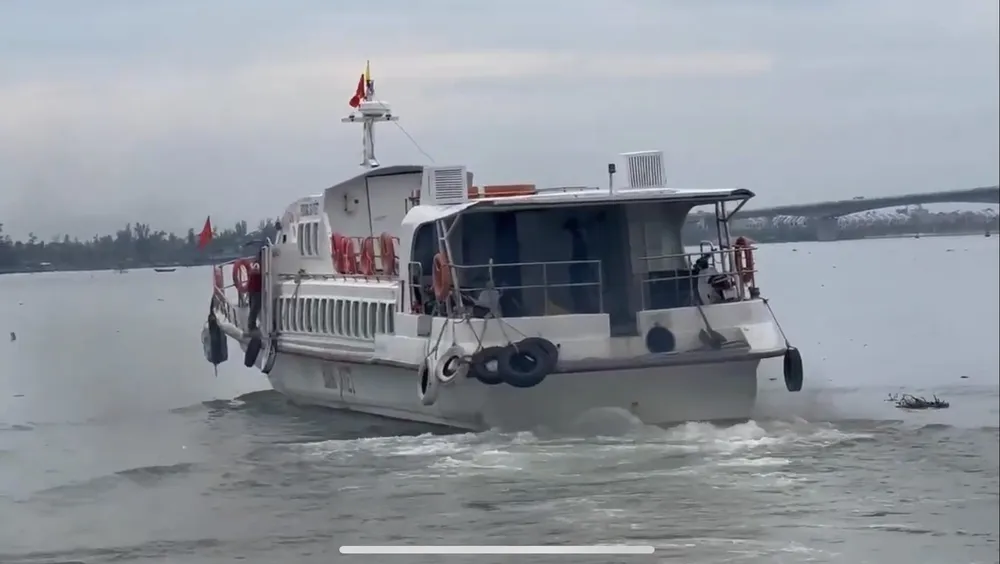 Tàu chở hàng đã được cấp phép chở hàng hóa, thực phẩm ra đảo Cù Lao Chàm. Ảnh: MT.