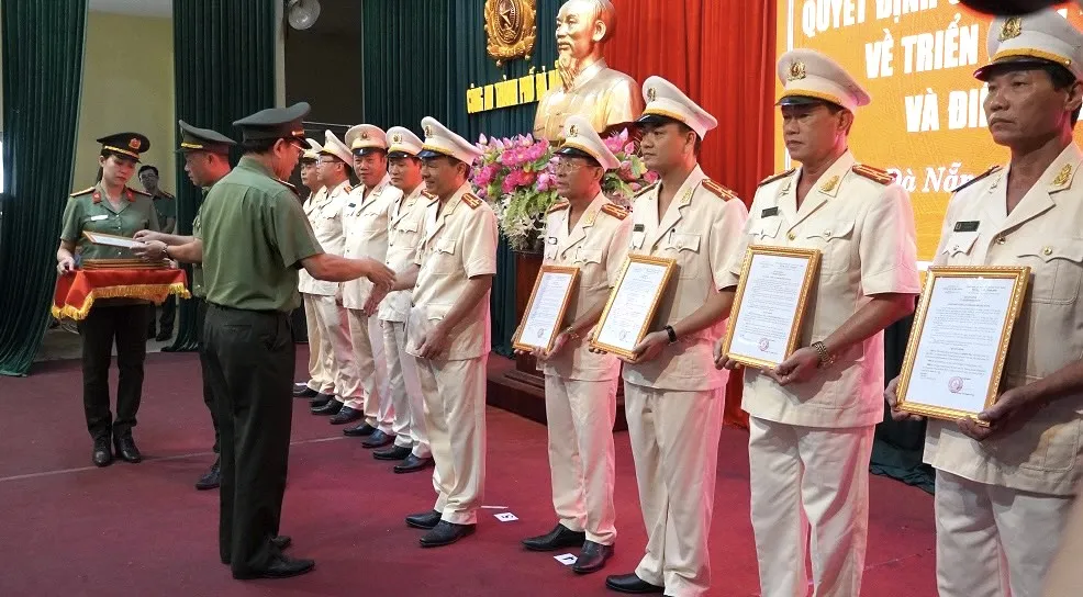 Giám đốc Công an TP Đà Nẵng trao các quyết định về công tác cán bộ. Ảnh: T.Th.