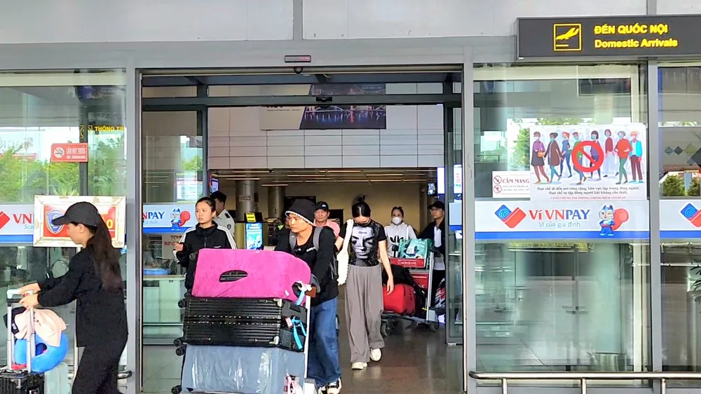 Du khách mang theo nhiều hành lý trong kỳ nghỉ lễ dài ngày tại Đà Nẵng. Ảnh: MT.