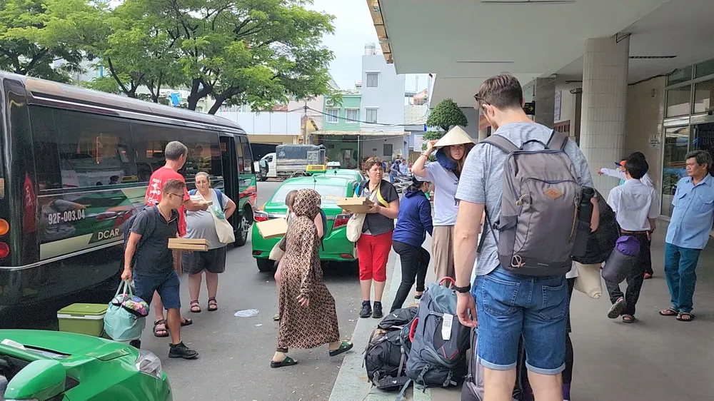 Đoàn khách du lịch chờ vận chuyển hành lý lên Ga. Ảnh: MT.