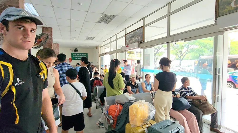 Ga tàu Đà Nẵng đông người chờ đợi đến giờ lên tàu. Ảnh: MT.