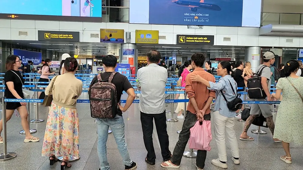 Tuy đông người nhưng hành khách không phải chờ đợi lâu để làm thủ tục. Ảnh: MT.