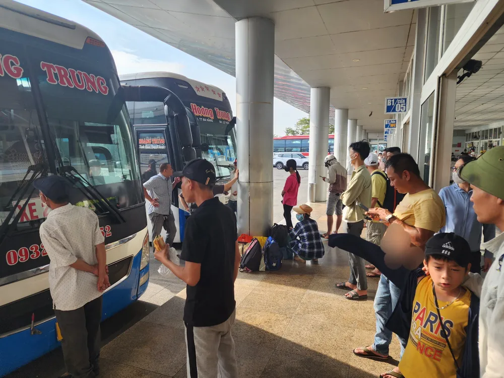 Nhiều gia đình đưa con nhỏ về quê trong kỳ nghỉ lễ 2-9. Ảnh: MT.