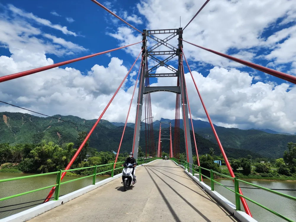 Cây cầu bắc qua sông Cu Đê giúp người dân di chuyển qua lại thuận lợi cũng như phục vụ các em học sinh đi học ở điểm trường mới không sợ mưa lũ. Ảnh: MT Cây cầu bắc qua sông Cu Đê giúp người dân di chuyển qua lại thuận lợi cũng như phục vụ các em học sinh đi học ở điểm trường mới không sợ mưa lũ. Ảnh: MT