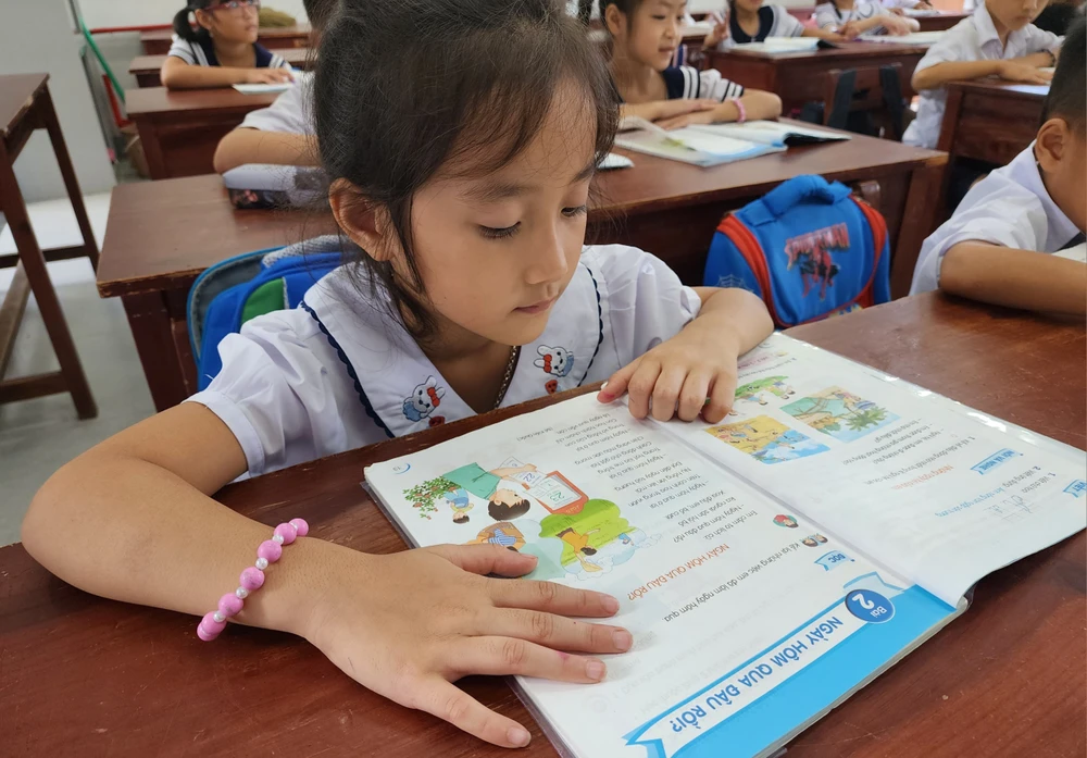 Nhiều em học sinh có khoảng cách từ nhà đến điểm trường mới gần 9km nhưng hàng ngày vẫn được bố mẹ đưa đi học đúng giờ. Ảnh: MT