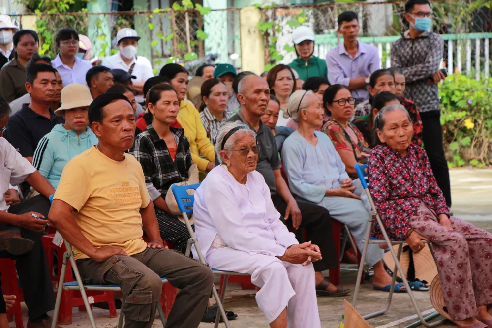 Đông đảo bà con, phụ huynh thôn Nam Yên tham dự buổi đối thoại. Ảnh: MT