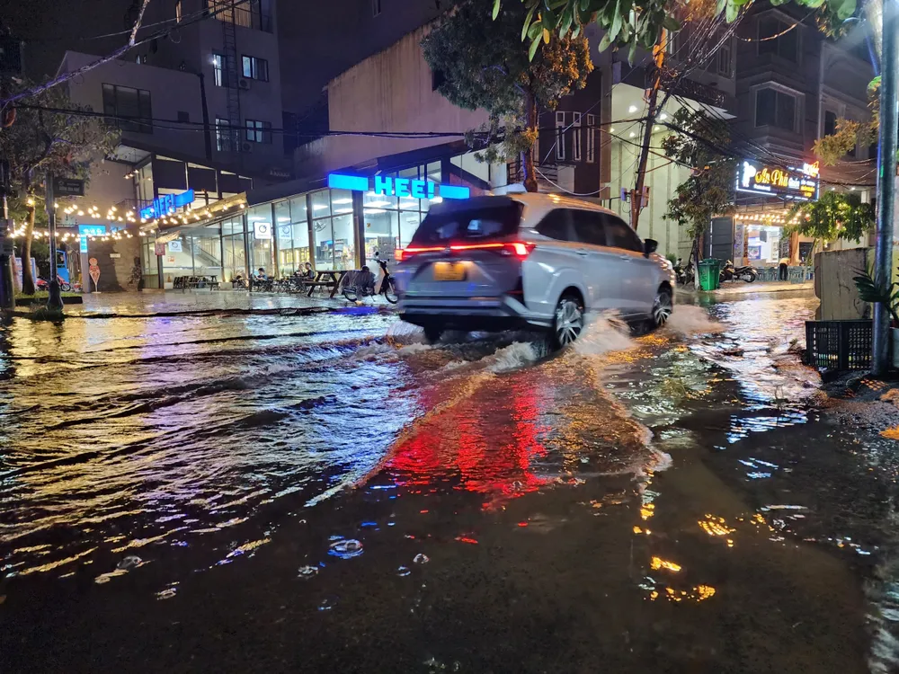 Một số nơi bị ngập sâu sau cơn mưa. Ảnh: MT