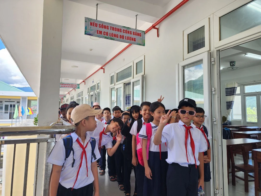 Các em học sinh đến trường, trong khi đó vẫn còn 54 em chưa được cha mẹ cho tới lớp. Ảnh: MT.