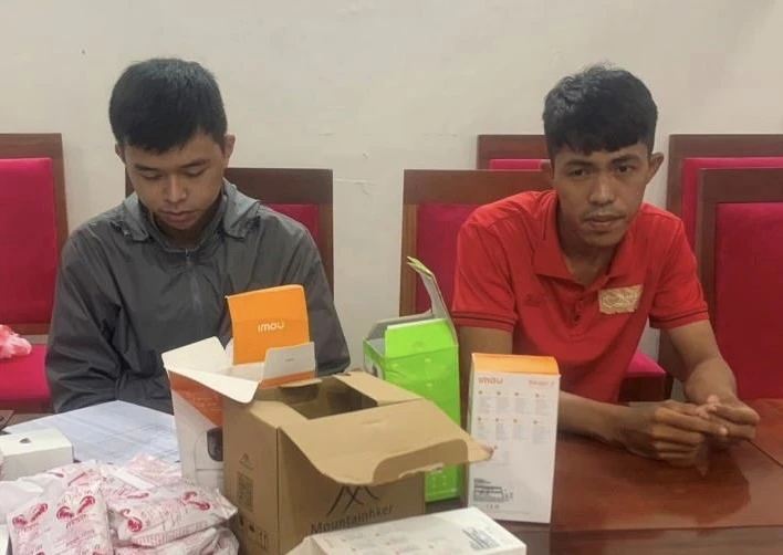Nha và Thành bị công an tạm giữ. Ảnh: CA Lua-cac-shipper.jpg
