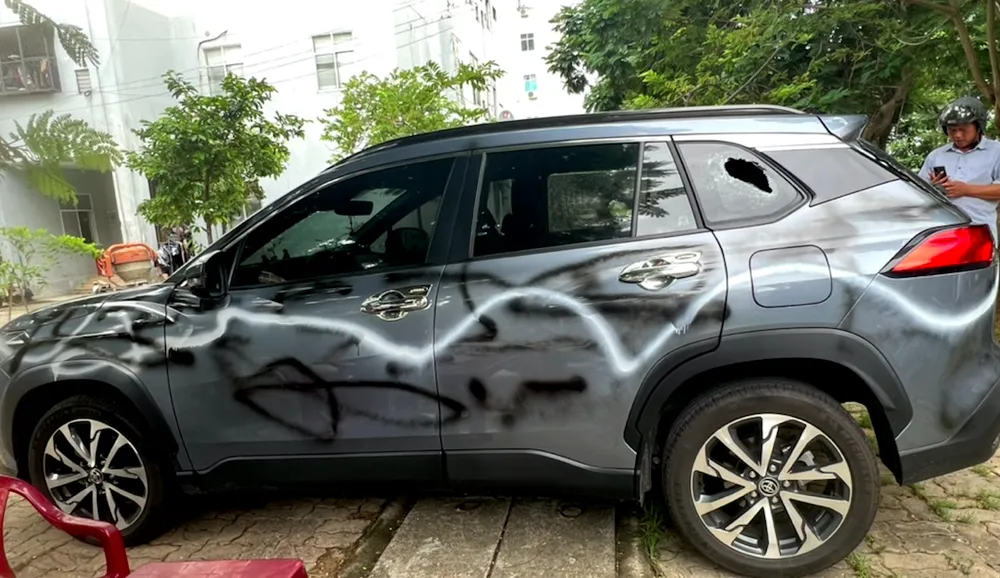 Chiếc xe ô tô bị đập phá. Ảnh: CA. dap-pha-o-to.png