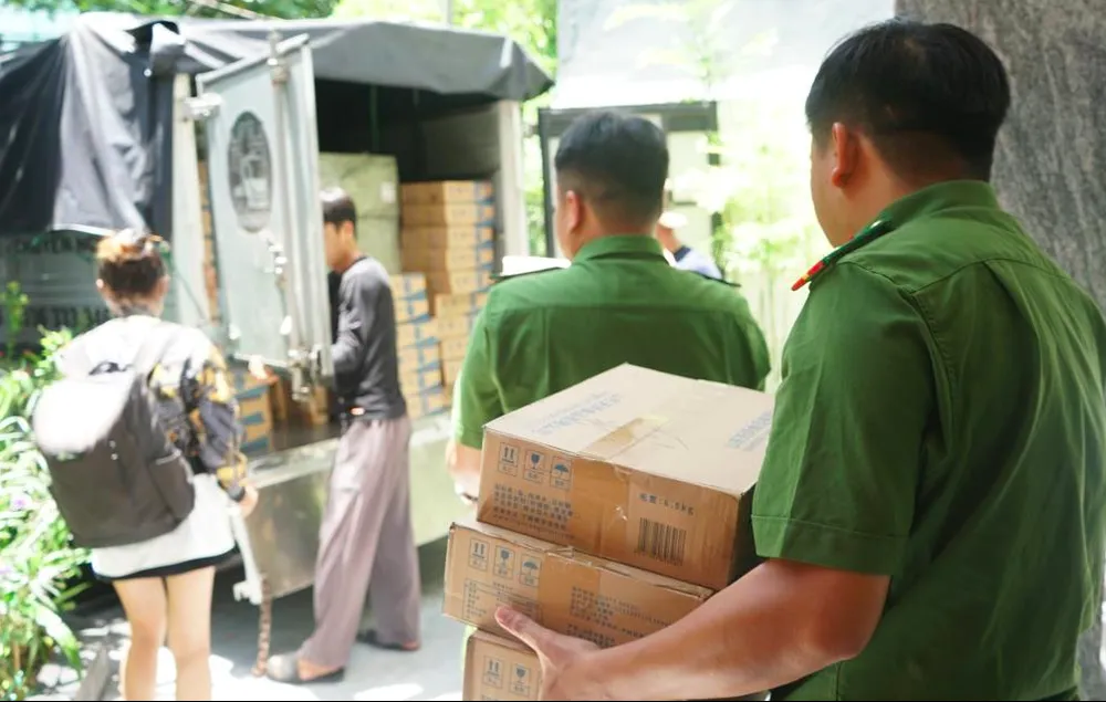 Bánh Trung thu không rõ nguồn gốc xuất xứ. Ảnh: CA Công an quận Hải Châu, TP Đà Nẵng thu giữ hàng ngàn bánh trung thu