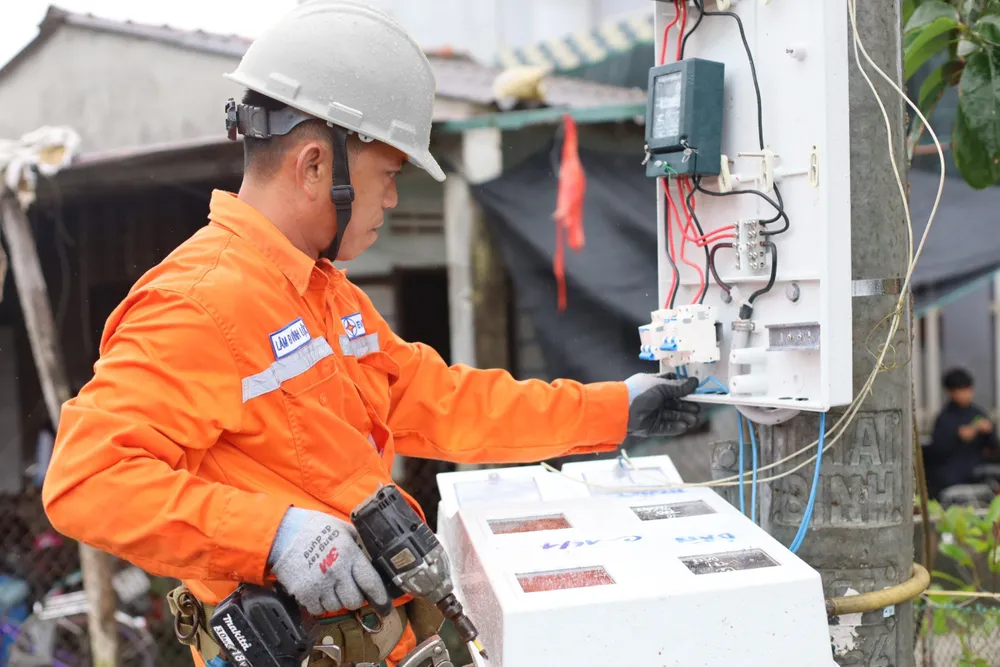 EVNCPC đã hoàn thành lắp đặt công tơ điện tử và hệ thống tự động thu thập dữ liệu đo đếm từ xa cho 100% khách hàng. Ảnh: HNT. ghi-cong-to-dien-vao-cuoi-thang.jpg