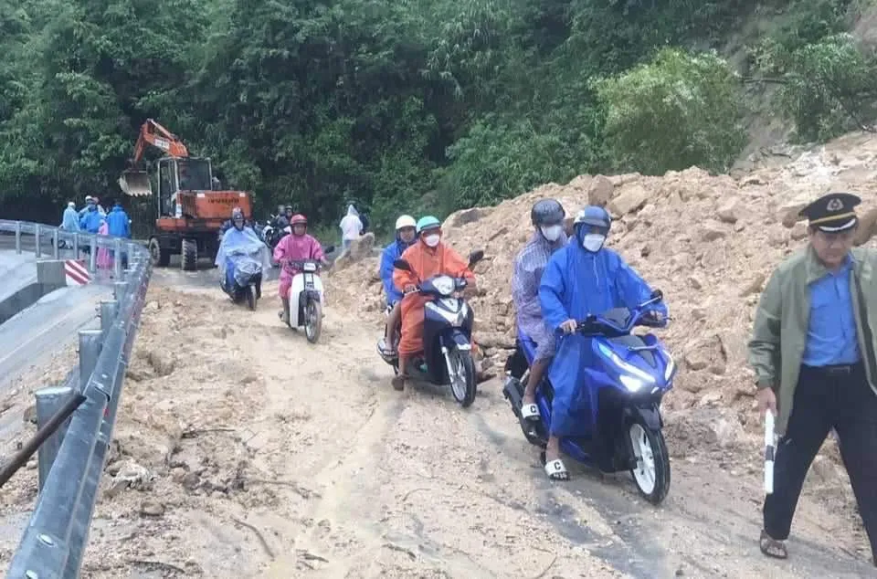 Lực lượng chức năng khắc phục sạt lở ở Đèo Le. sat-lo-deo-le.jpg