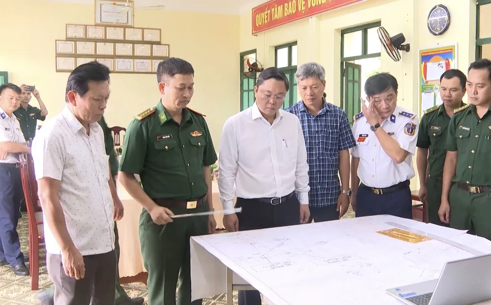 Chủ tịch UBND tỉnh Quảng Nam Lê Trí Thanh tham gia chỉ đạo trực tiếp công tác cứu hộ các ngư dân. Ảnh: BQN. Quảng Nam thành lập Sở Chỉ huy tiền phương, cứu thêm được 2 ngư dân