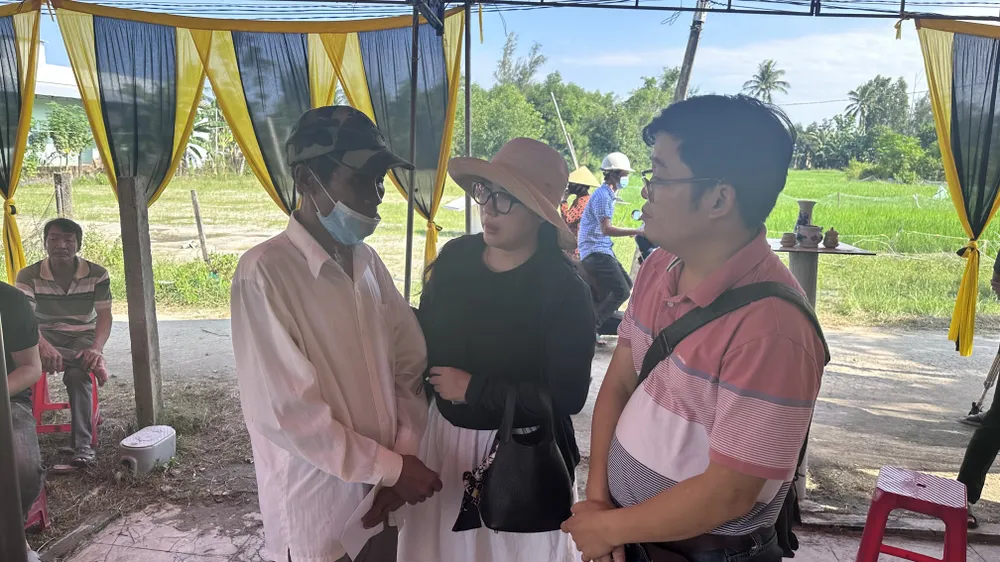 Chương trình "Cùng ngư dân thắp sáng đèn trên biển" và Công ty TNHH Thăng Long Central trao tiền hỗ trợ cho gia đình ông Lương Văn Hiền có hai con trai chết, mất tích. Ảnh:HA. cung-ngu-dan-thap-sang-den-tren-bien.jpg