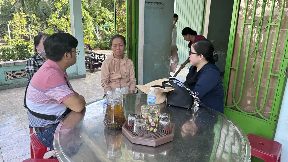 Trao tiền hỗ trợ cho gia đình ngư dân Nguyễn Ngọc Pháp. Ảnh: HA. ho-tro-gia-dinh-ngu-dan-chim-tau.jpg