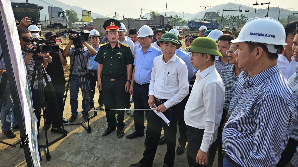 Bí thư Thành uỷ Đà Nẵng Nguyễn Văn Quảng kiểm tra tiến độ dự án cao tốc Hòa Liên-Túy Loan. Ảnh: TV. cao-toc-hoa-lien-tuy-loan.jpeg