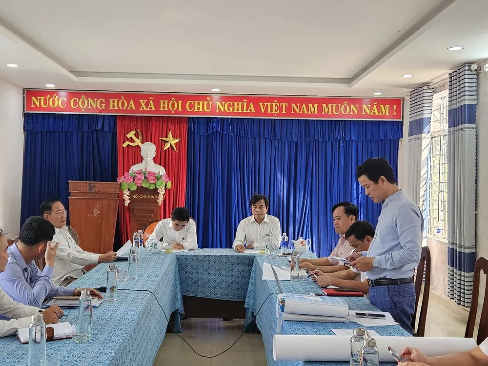 Ông Tô Văn Hùng, Bí thư Huyện ủy Hòa Vang (áo trắng, ngoài cùng bên phải) dự tiếp dân xử lý kiến nghị liên quan đến công tác GPMB tại xã Hòa Sơn vào sáng nay (23-4). Ảnh: HV. cao tốc Hòa Liên-Túy Loan