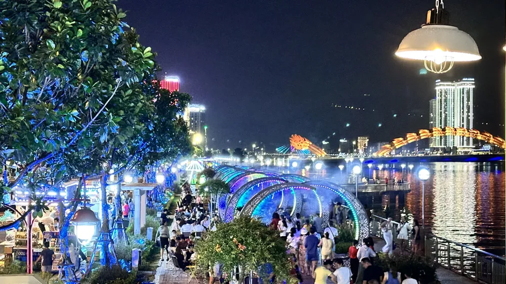 Người dân đang đi bộ tại phố đêm. IMG_2681.jpeg