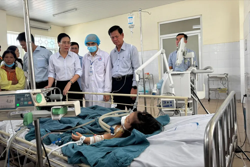 Bí thư Quảng Ngãi Bùi Thị Quỳnh Vân thăm hai em nhỏ trong vụ án mạng. Ảnh: TN vụ án mạng