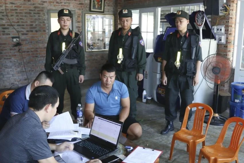 Công an thi hành lệnh khám xét khẩn cấp đối với Nguyễn Xuân Hùng. Ảnh: CA Phó giám đốc trung tâm y tế huyện