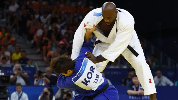Lee Hoon-hwan cố làm cho đối thủ phải bị Ippon, nhưng lực bất tòng tâm. Ảnh: S.E Olympic Paris 2024