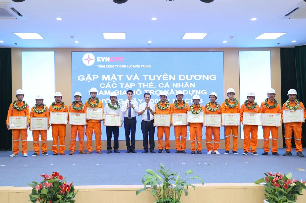 Lãnh đạo EVNCPC trao giấy khen và tặng hoa vinh danh các tập thể, cá nhân xuất sắc tham gia hỗ trợ xây dựng đường dây 500kV mạch 3. xậy dựng đường dây 500kV mạch 3