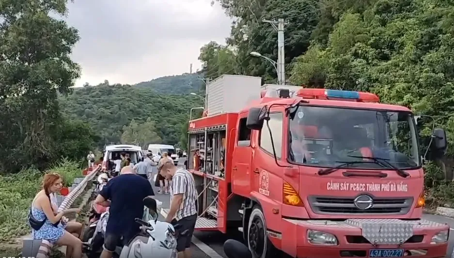 Cứu du khách Hàn Quốc gặp nạn. Ảnh: DH. du khách hàn quốc