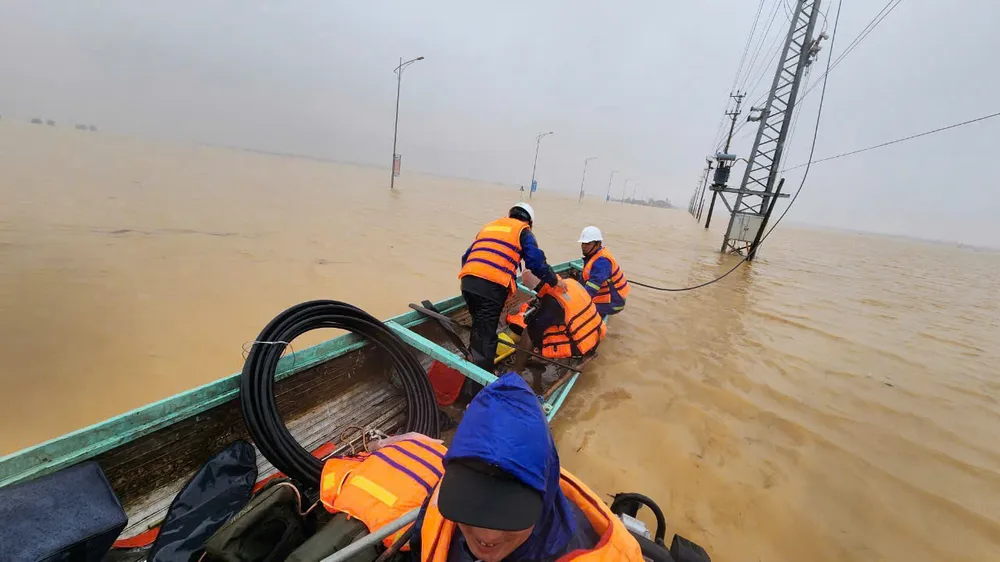 Điện lực miền Trung khắc phục sự cố sau bão Trà Mi. Ảnh: NT. Điện lực miền Trung khắc phục sự cố sau bão Trà Mi