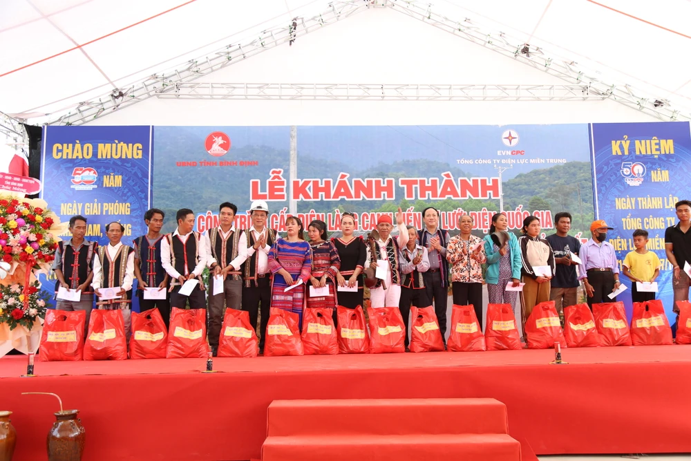 Tổng công ty điện lực miền Trung tặng quà cho bà con làng Canh Tiến. Tang-qua-lang-canh-tien.JPG