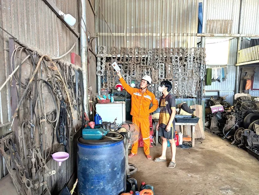 Các đơn vị chú trọng tuyên truyền an toàn điện, phòng chống cháy nổ cho người dân. EVNCPC-day-manh-tuyen-truyen-dien.jpg