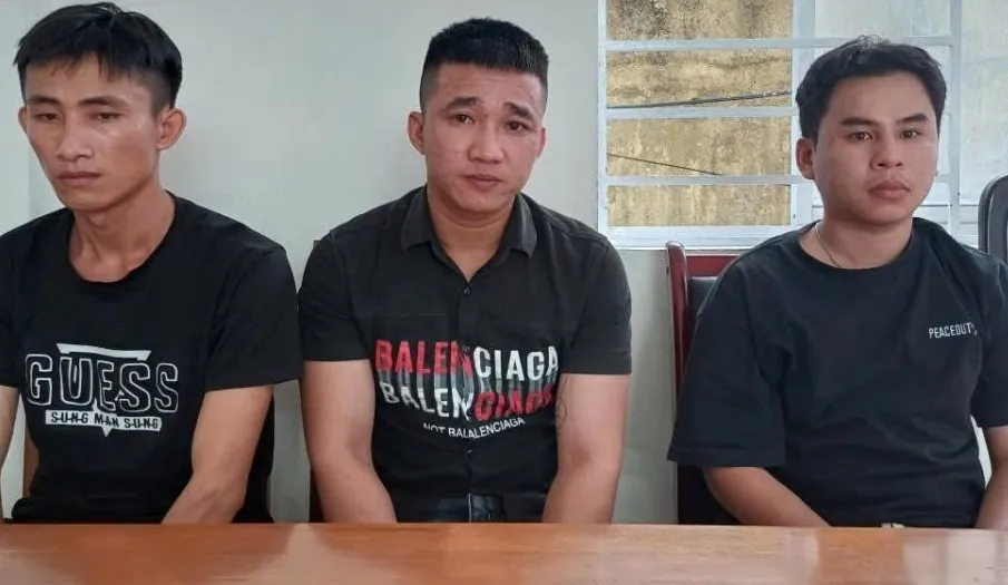 Nhóm nghi phạm chuyên cướp giật tài sản của du khách ở Đà Nẵng bị bắt. Ảnh: CATP