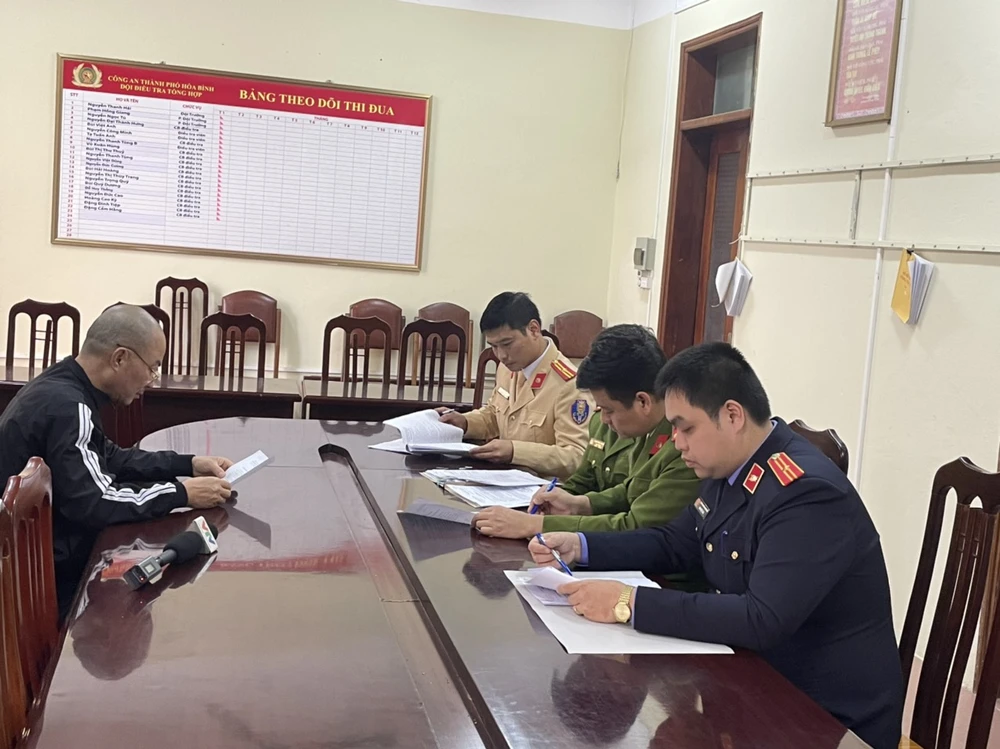 Cơ quan tố tụng tống đạt quyết định khởi tố vụ án, khởi tố bị can với tài xế Đỗ Đình Tám. Ảnh: Cục CSGT