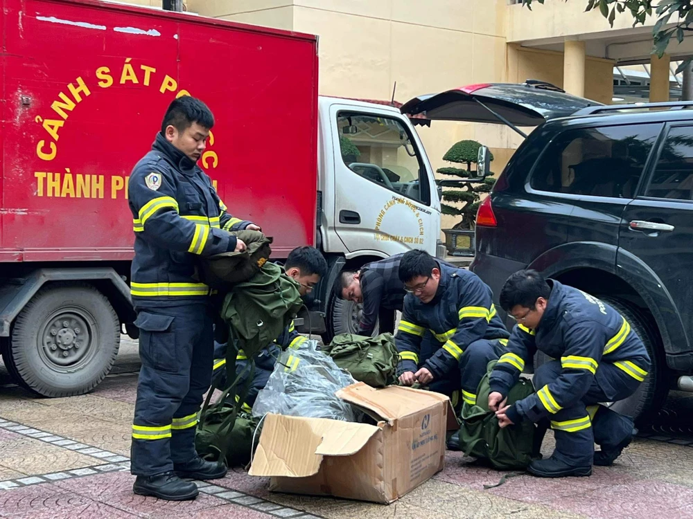 Cán bộ chiến sĩ cứu nạn, cứu hộ Công an Việt Nam chuẩn bị tư trang để lên đường sang Thổ Nhĩ Kỳ làm nhiệm vụ. Ảnh: Trong Danh