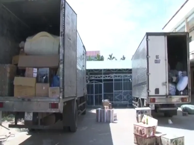 Bắt 3 xe chở thực phẩm, linh kiện không rõ nguồn gốc ảnh 2 Bắt 3 xe chở thực phẩm, linh kiện không rõ nguồn gốc ảnh 2