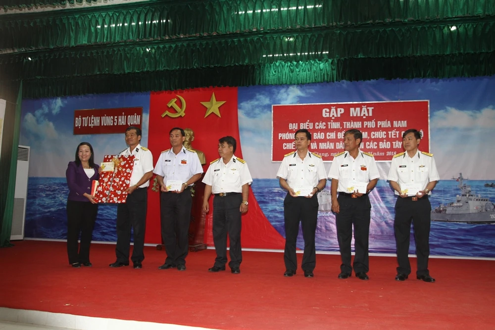 Các tỉnh thành phía Nam chúc tết Vùng 5 Hải quân ảnh 3