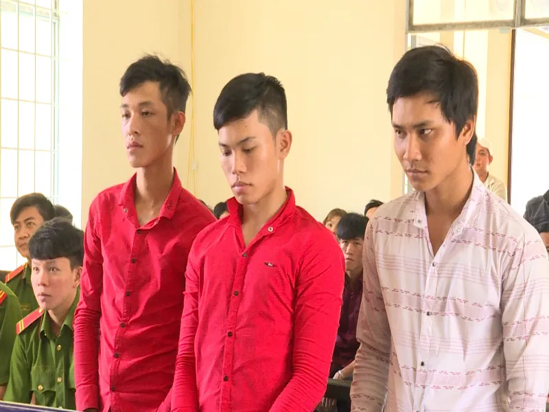 Nhậu say, đốt xe, đuổi đánh công an