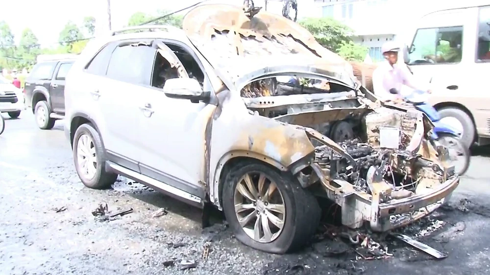 Cha ôm con trai 8 tuổi chạy khỏi xe đang bốc cháy ảnh 1